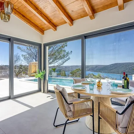 Villa Laguna Blu *